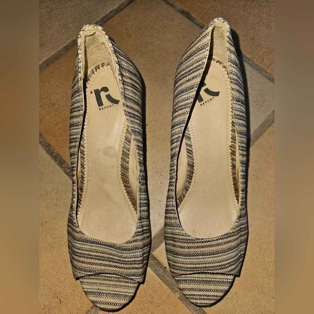 Report Womans Wedge Style Open Toe Shoe Size 10